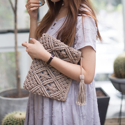 Realaiot Women's Bohemian Style Straw Woven Day Clutches Bags Fashionable Simple Tassel Causal Handbag Vintage Beach Bag For Women Girl