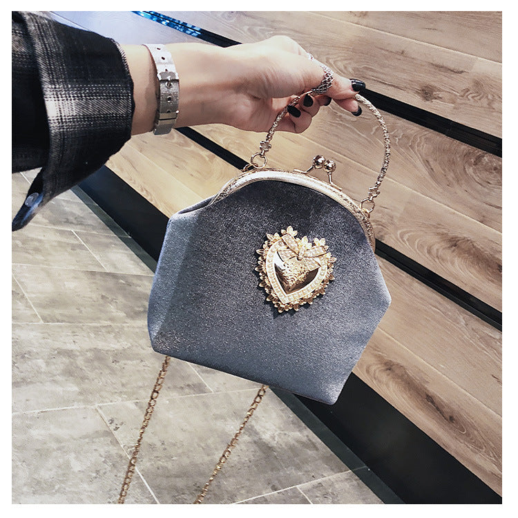 Realaiot Female Velvet Pearl Handbag Vintage Velour Heart Design Evening Bag Wedding Christmas Party Bride Clutch Velour Badge Bag Purse